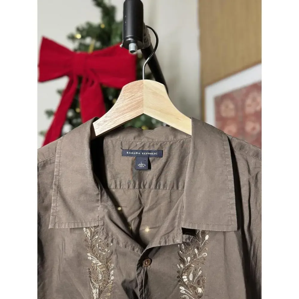 Banana Republic Men's Short Sleeve Embroidered Shirt